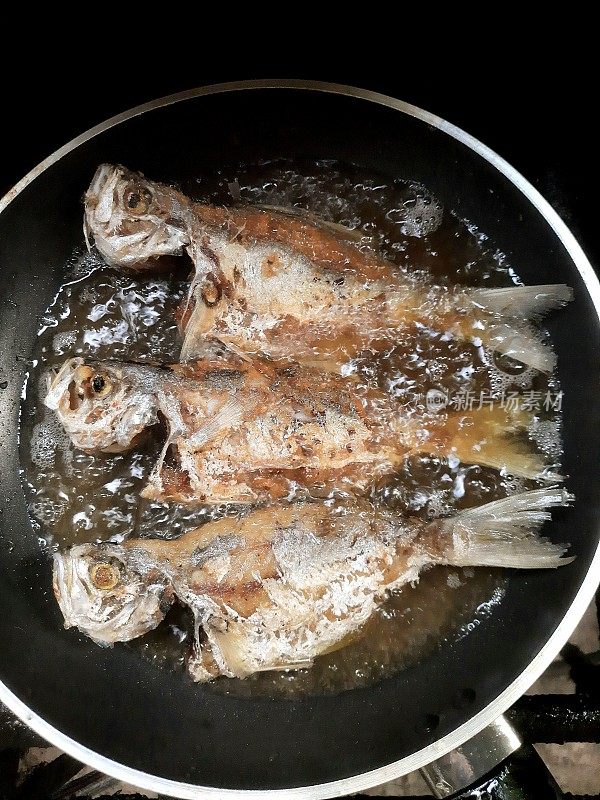 在平底锅中煎炸Milkfish -准备食物。
